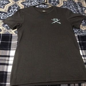 Very nice Oakley t-shirt fits slim